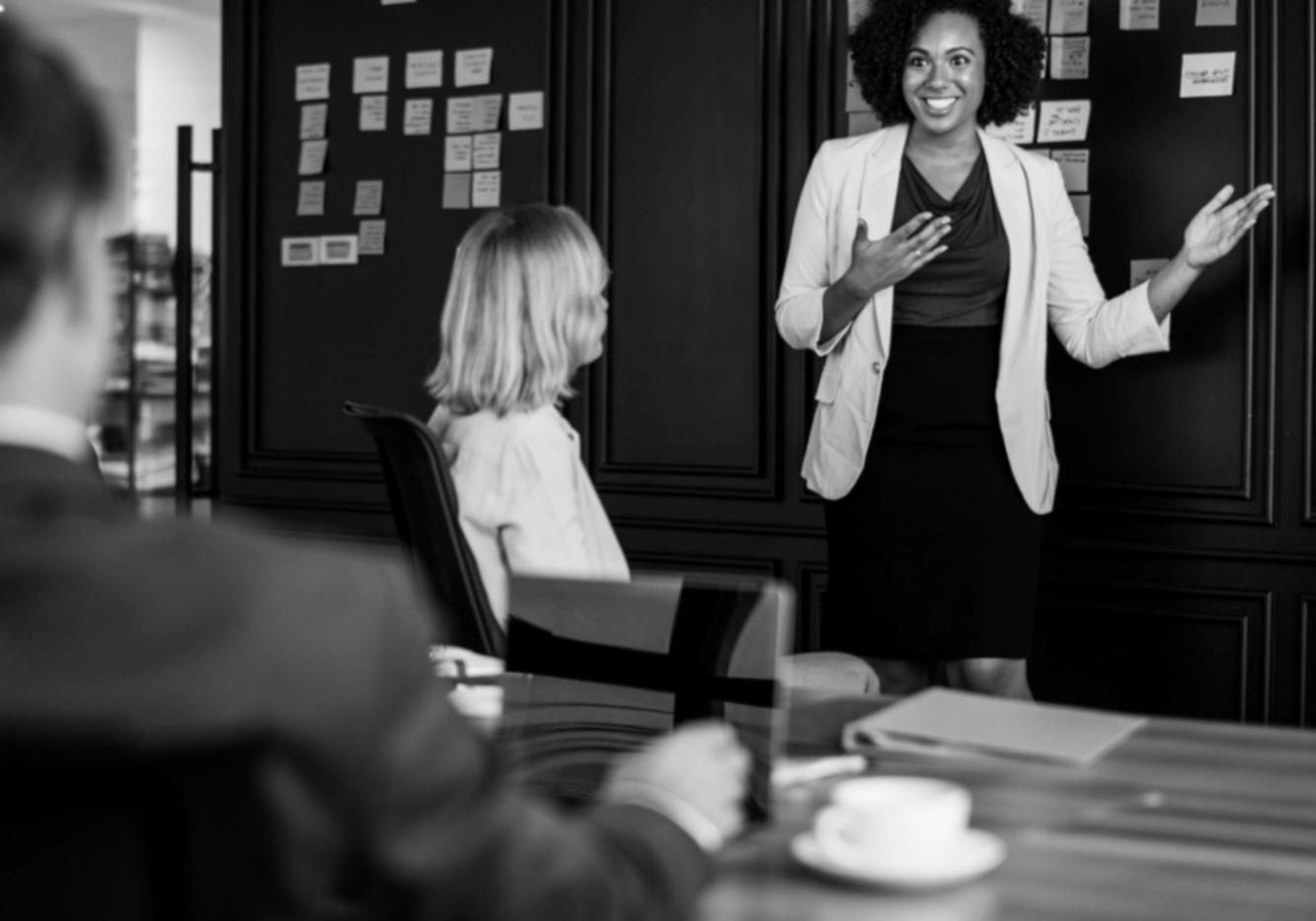 Bureau moderne avec documents financiers et graphiques d'analyse